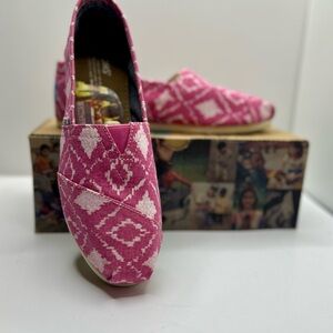 TOMS Pink and White Ikat Geometric Women's Classic Alpargata Slip-On Shoes Sz8.5